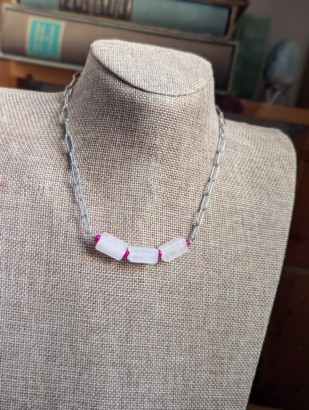 Trío de cuarzo rosa sobre clip plateado