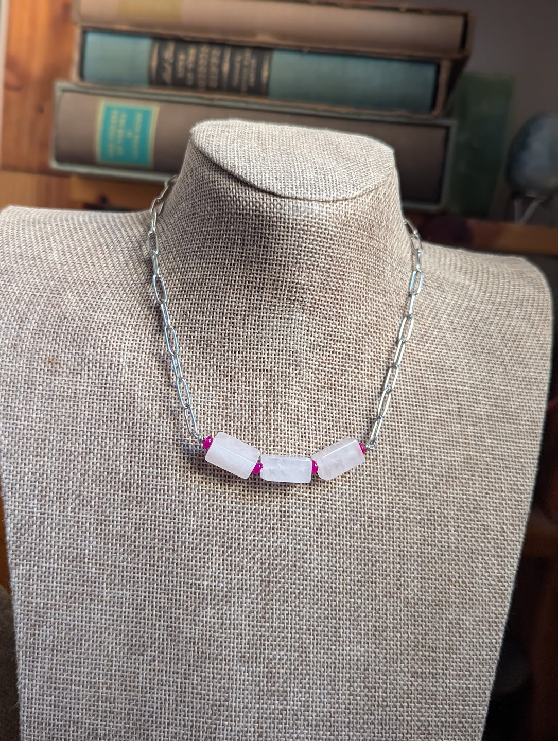 Trío de cuarzo rosa sobre clip plateado