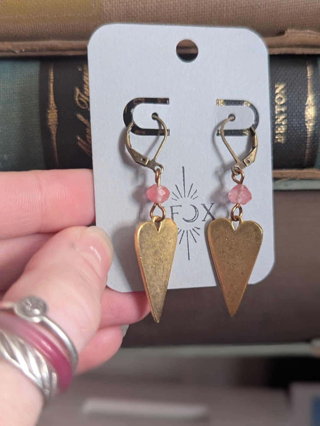 Corazones de latón con aros de latón de cuarzo cereza