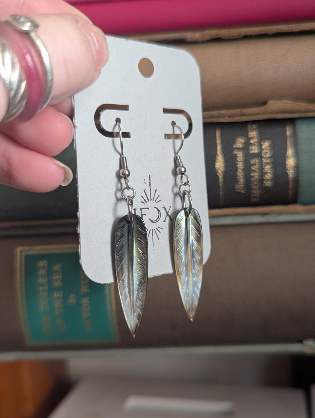 Pendientes de hoja tallada con concha de labio negro