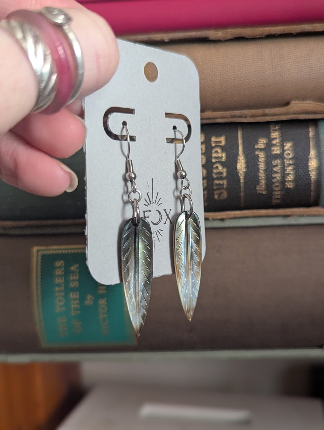 Pendientes de hoja tallada con concha de labio negro