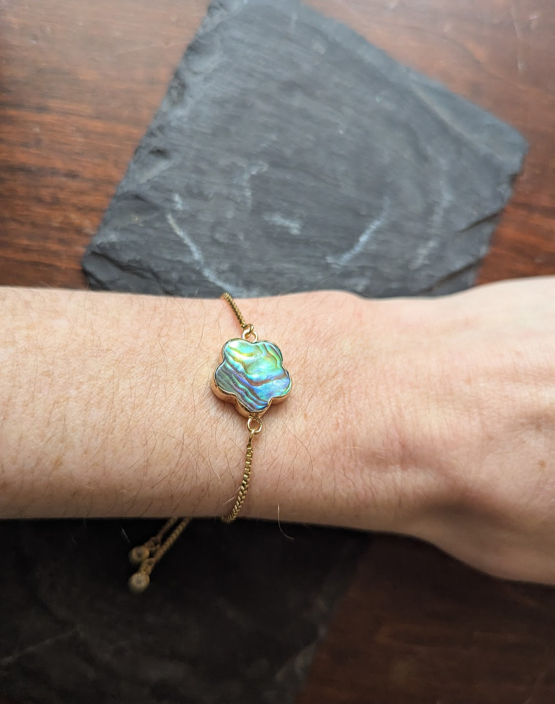 Pulsera deslizante dorada con concha de abulón floral