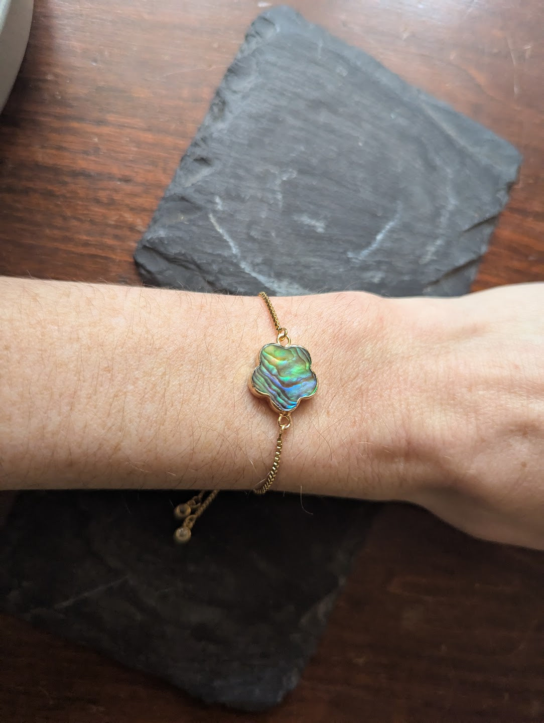 Pulsera deslizante dorada con concha de abulón floral
