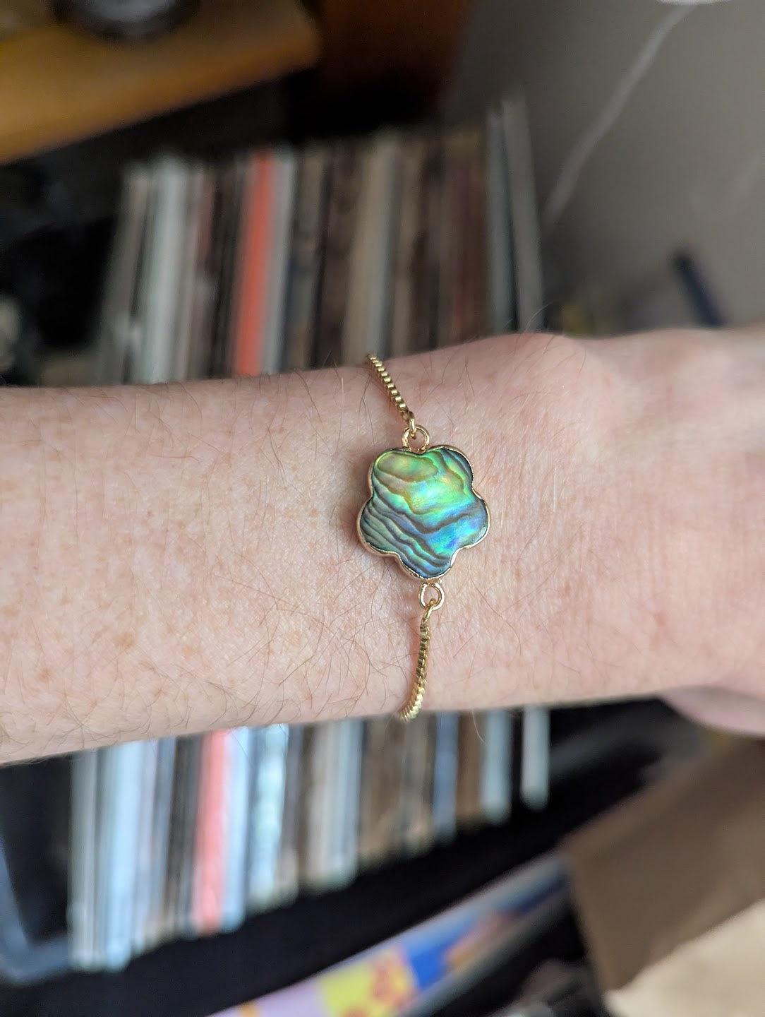 Pulsera deslizante dorada con concha de abulón floral