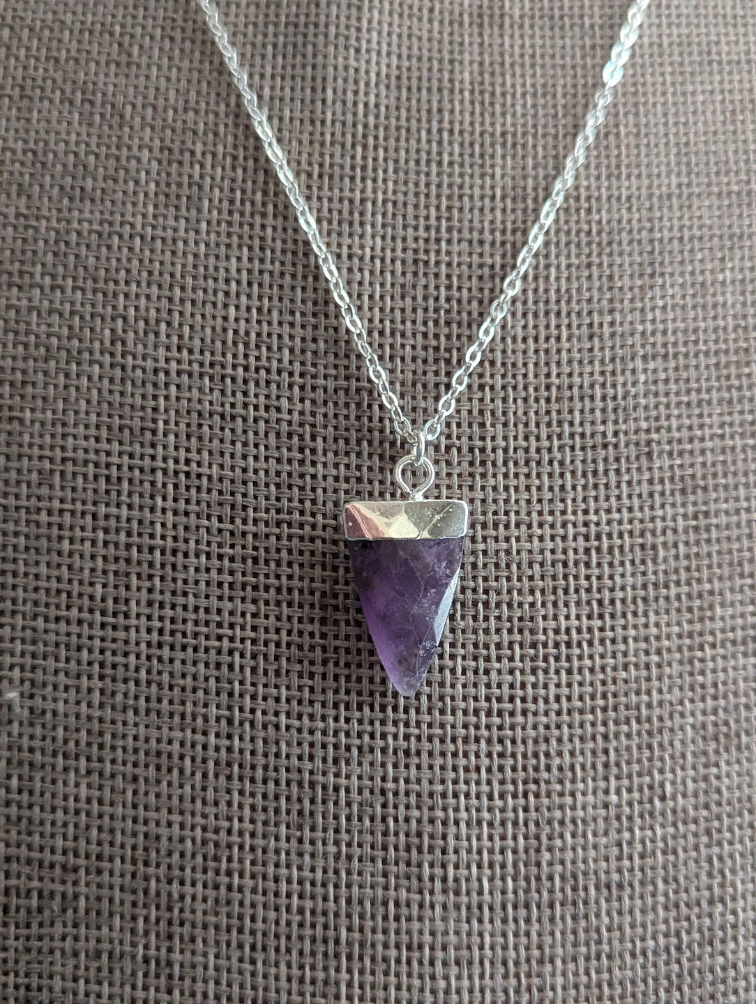 Collar de plata de ley con punta de amatista facetada