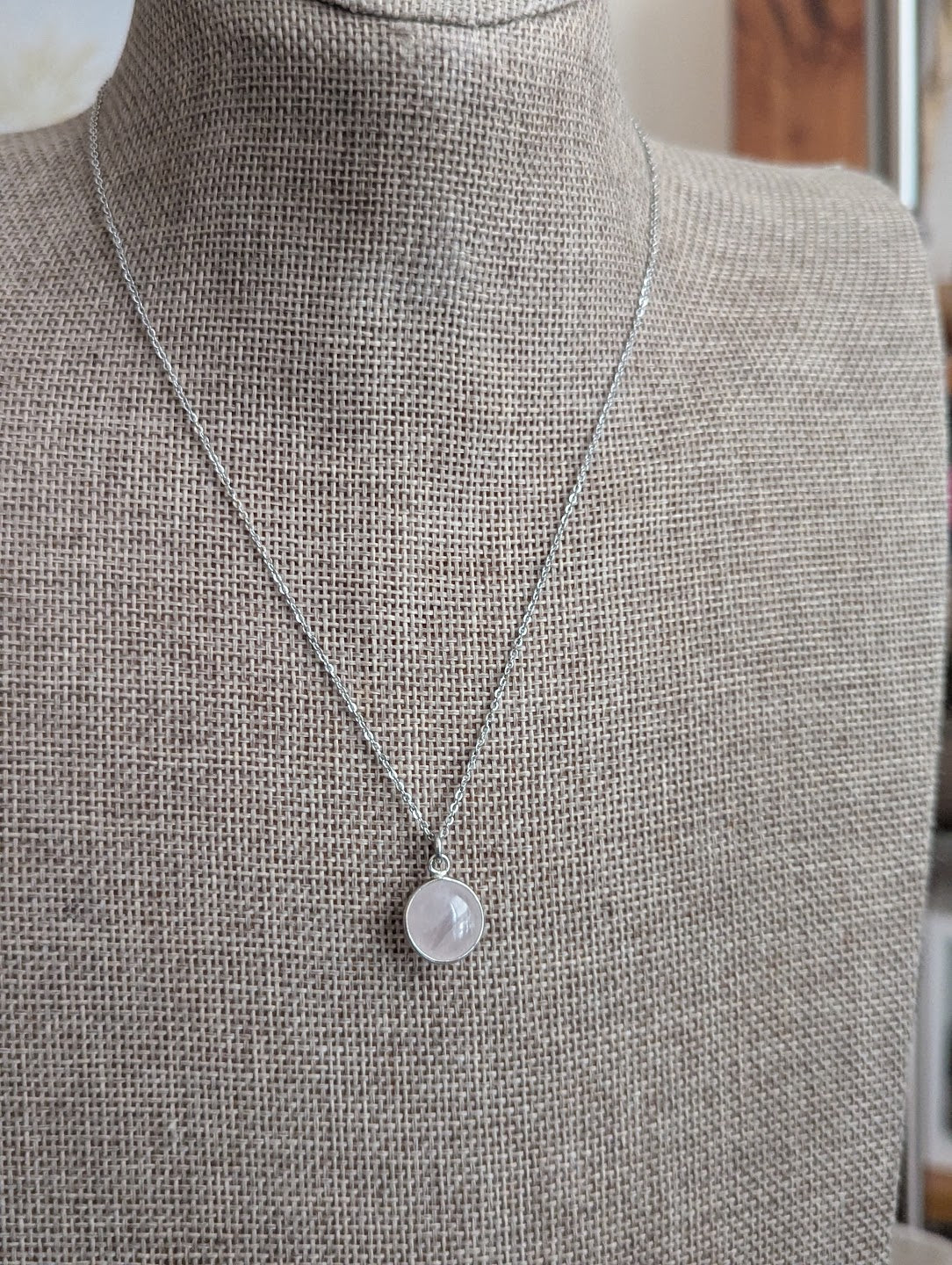 Collar redondo de cuarzo rosa en plata y acero inoxidable