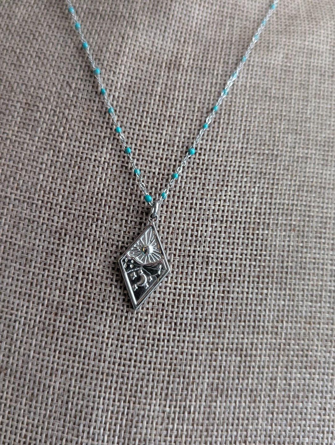 Collar de plata y turquesa con sol, luna y montaña de diamantes
