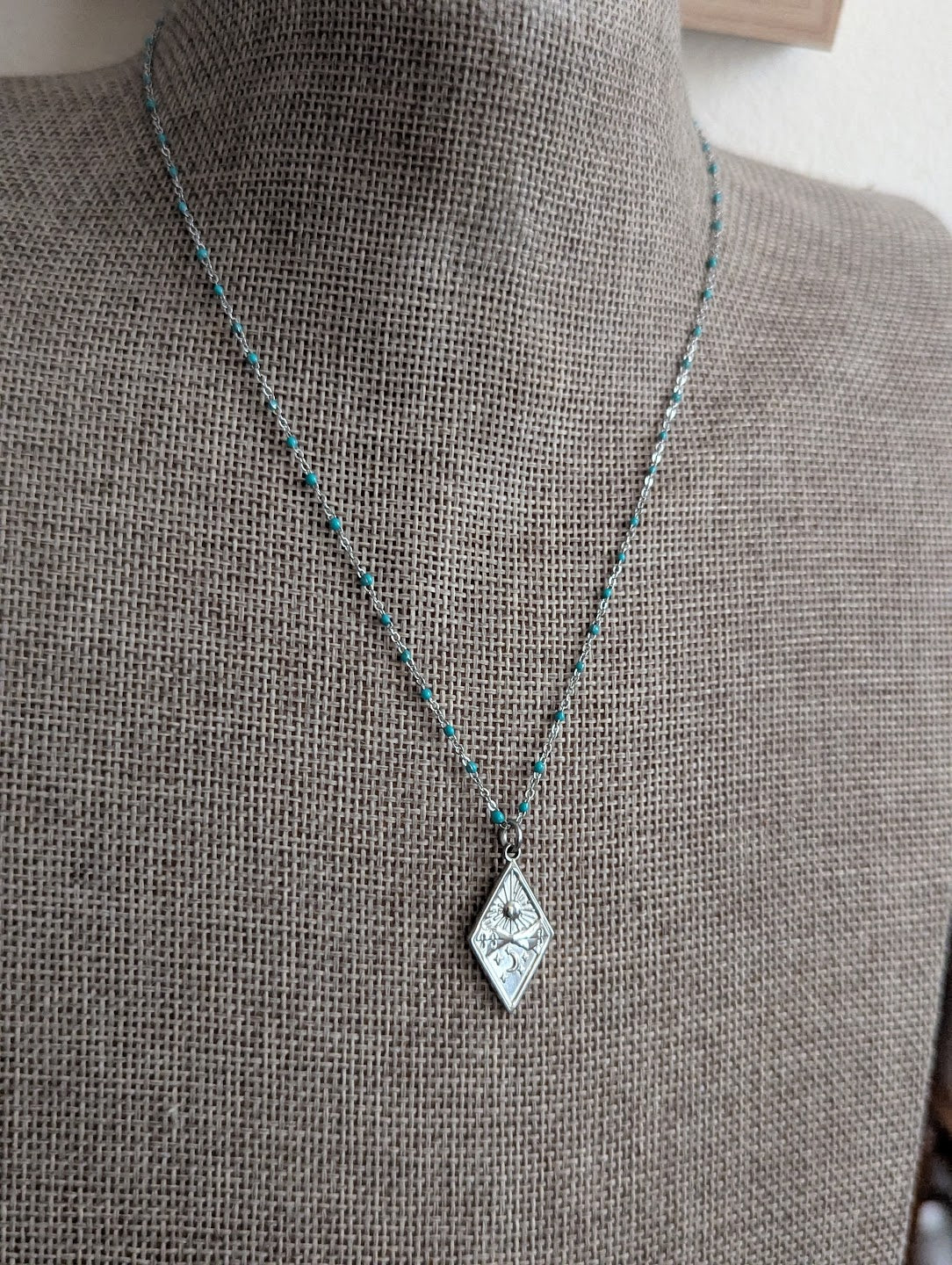 Collar de plata y turquesa con sol, luna y montaña de diamantes