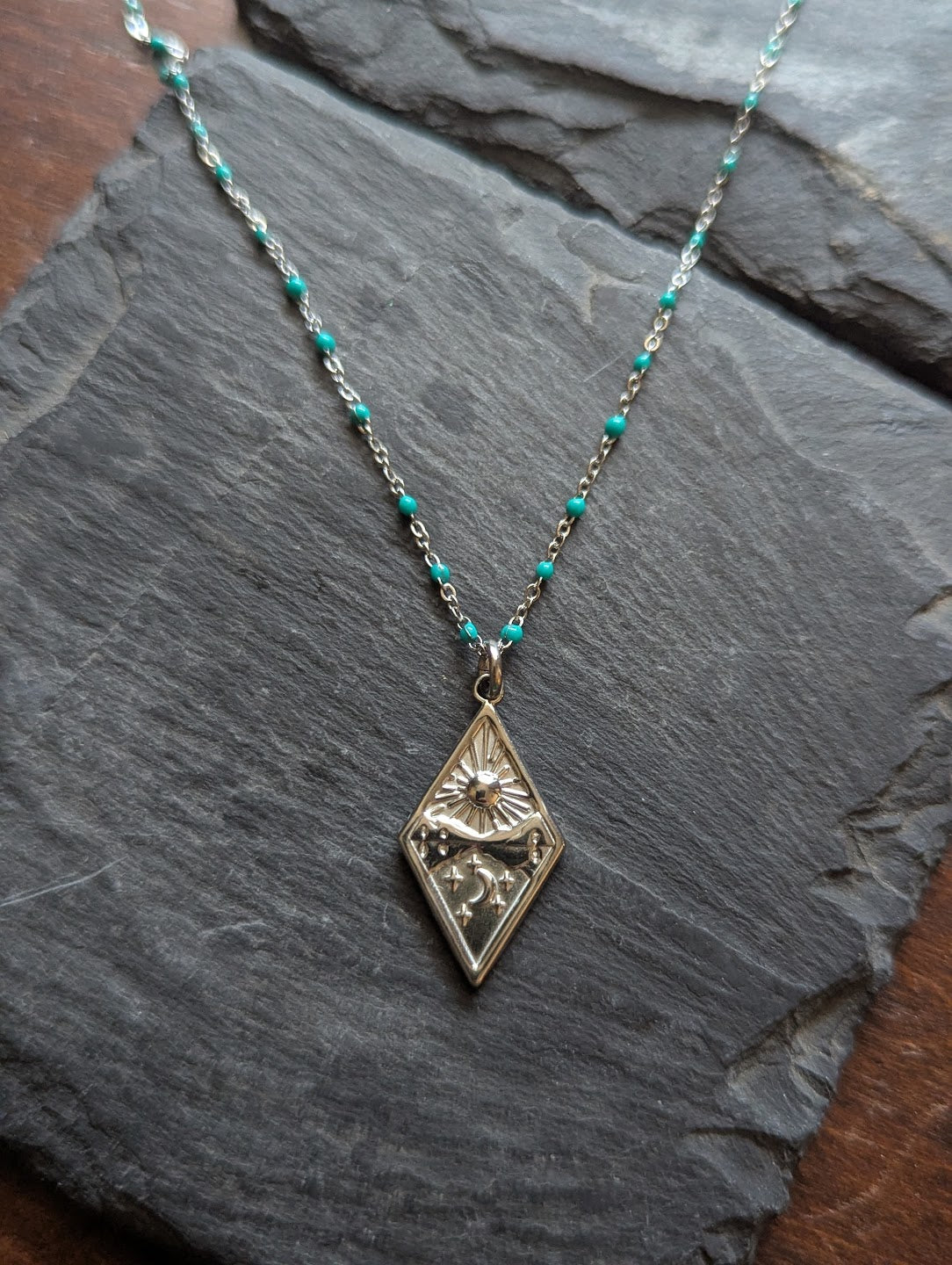 Collar de plata y turquesa con sol, luna y montaña de diamantes