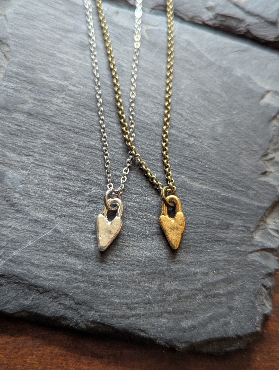 Collar de mini corazón (latón o plata)