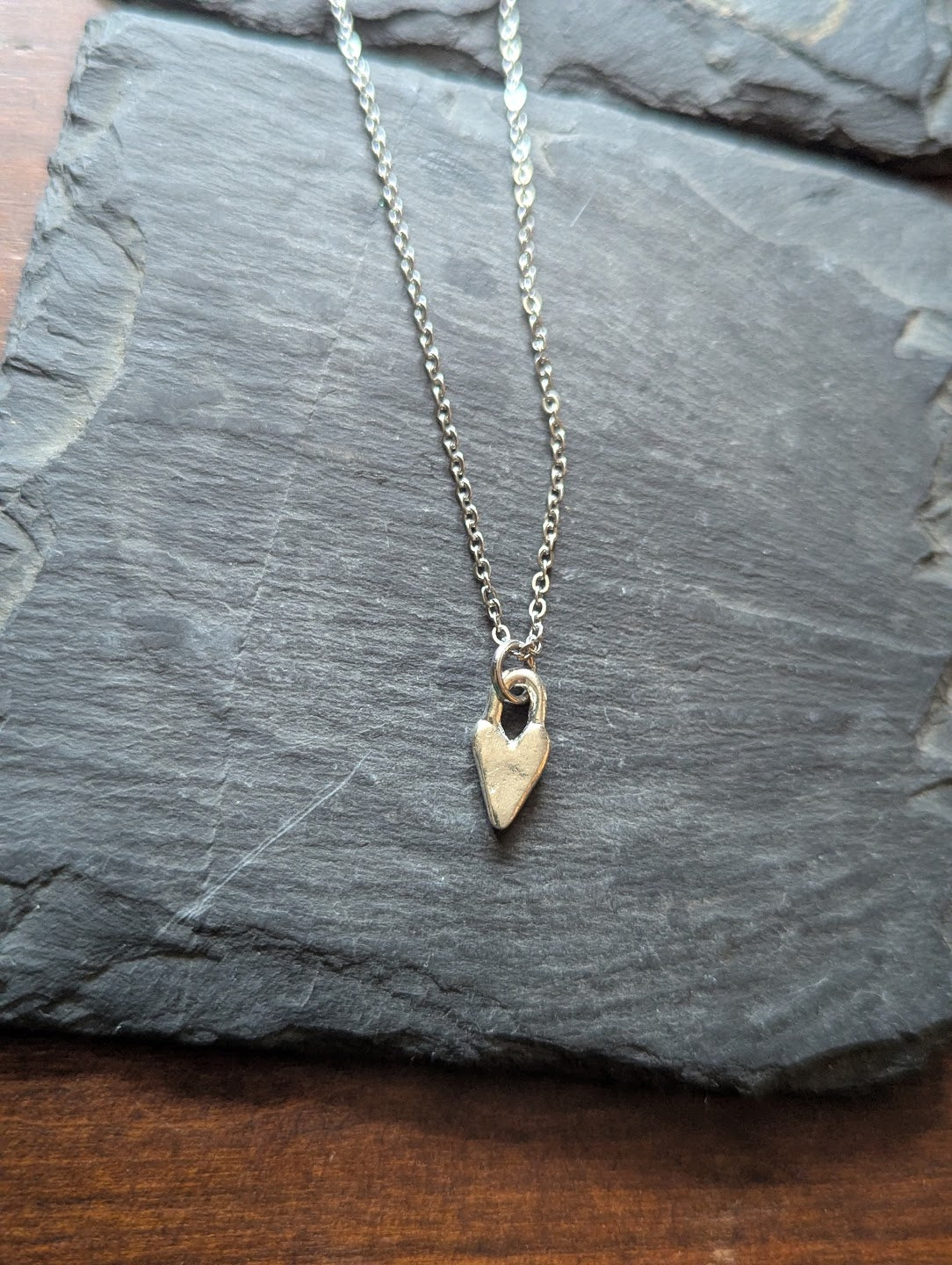 Collar de mini corazón (latón o plata)