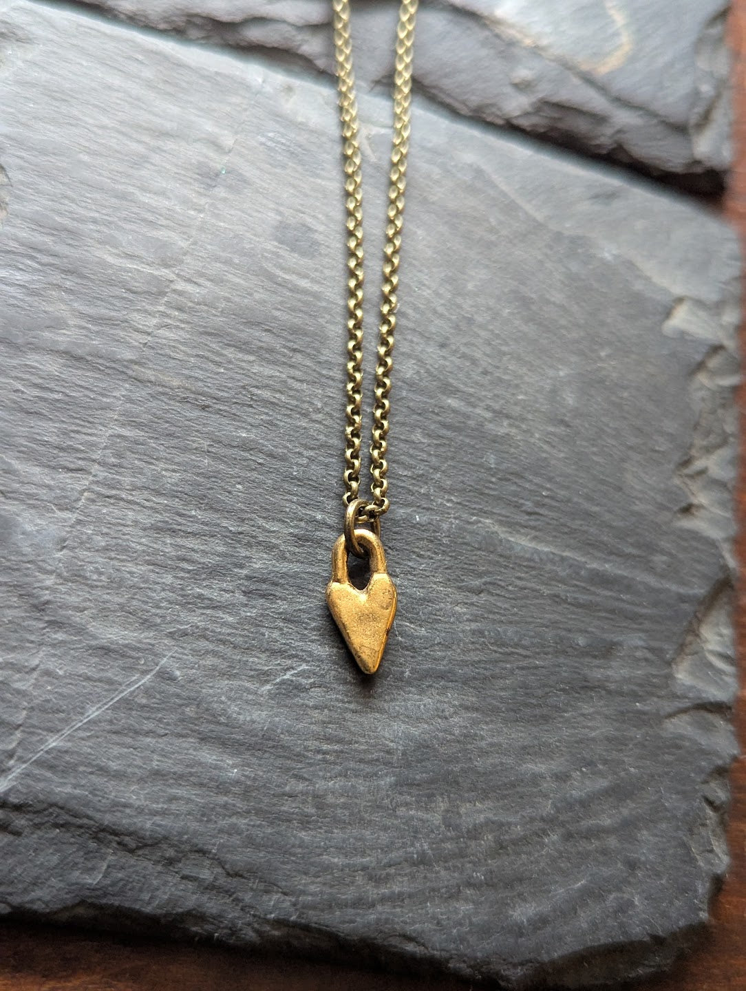 Collar de mini corazón (latón o plata)