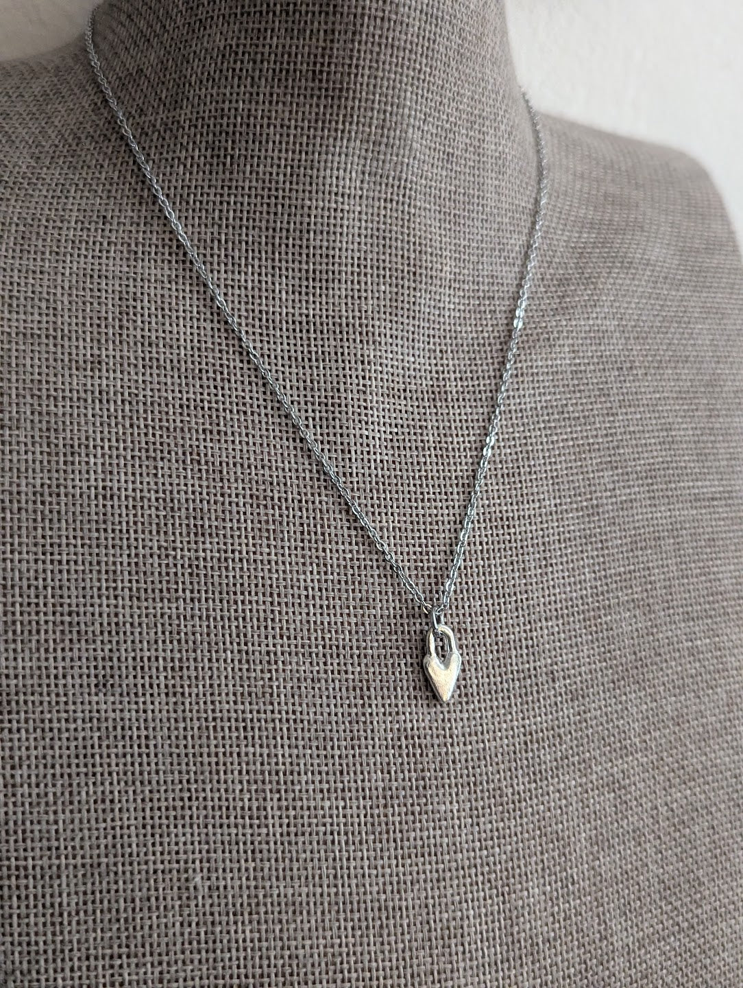 Collar de mini corazón (latón o plata)
