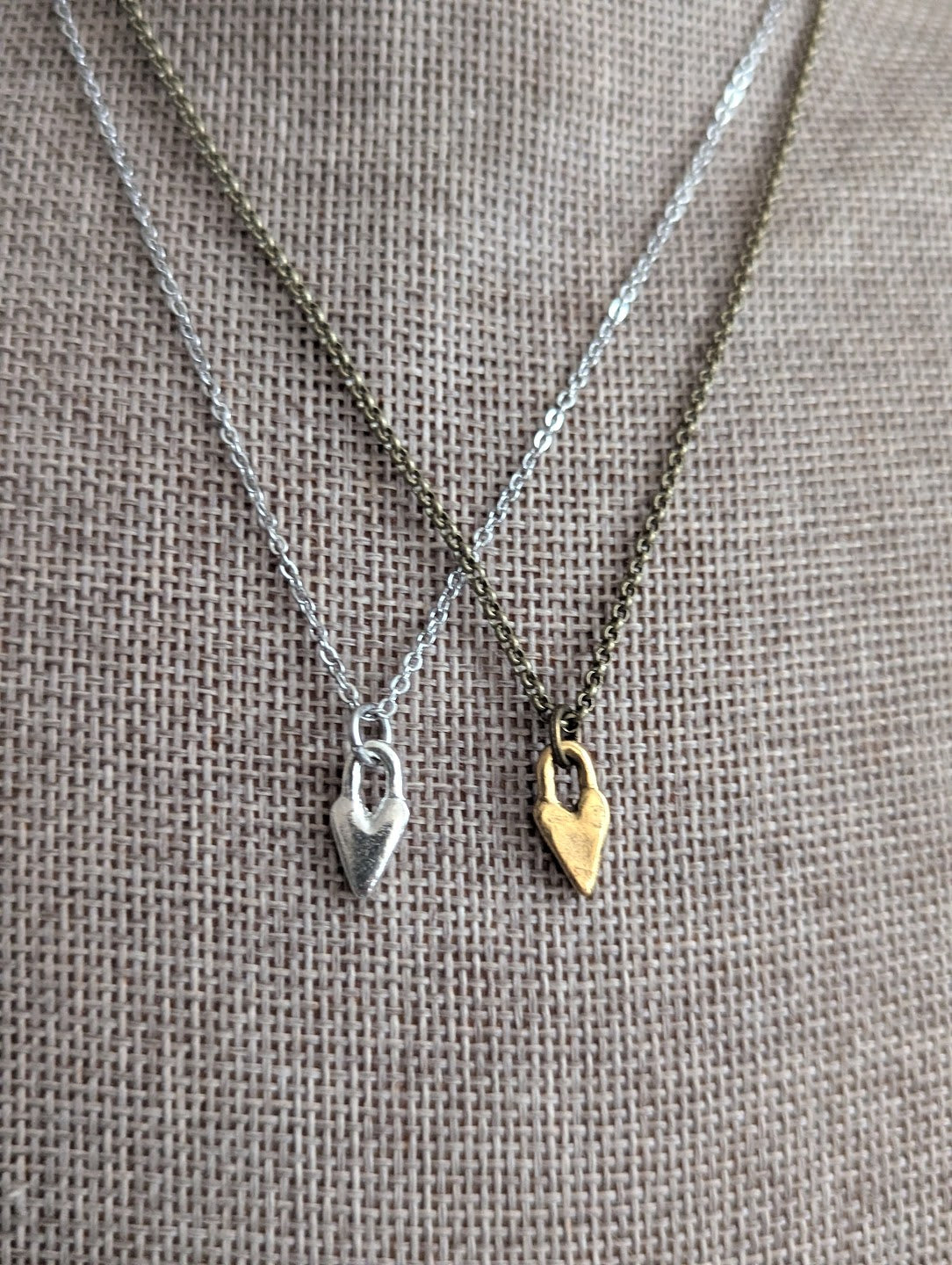 Collar de mini corazón (latón o plata)