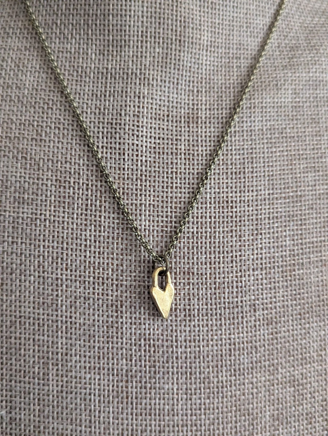 Collar de mini corazón (latón o plata)