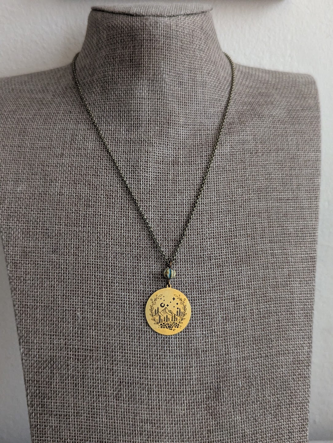 Collar de paisaje montañoso de latón