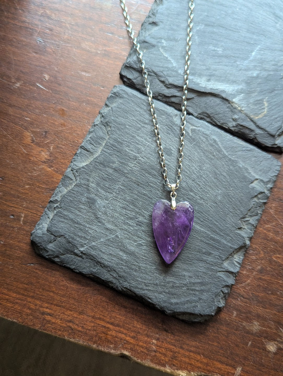 Collar de acero inoxidable con corazón de amatista