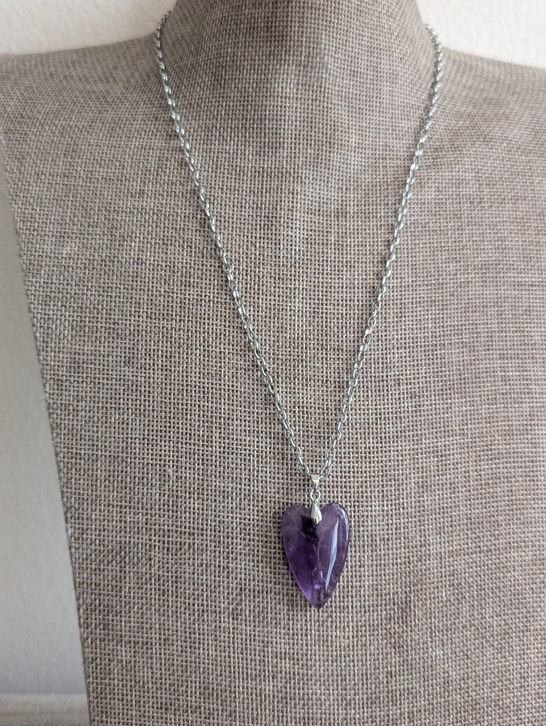 Collar de acero inoxidable con corazón de amatista