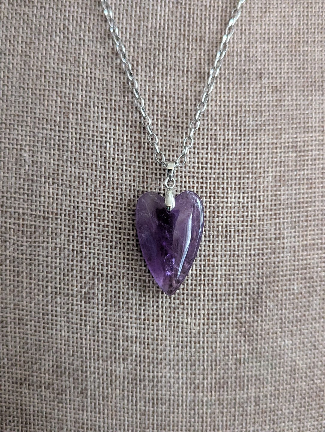 Collar de acero inoxidable con corazón de amatista