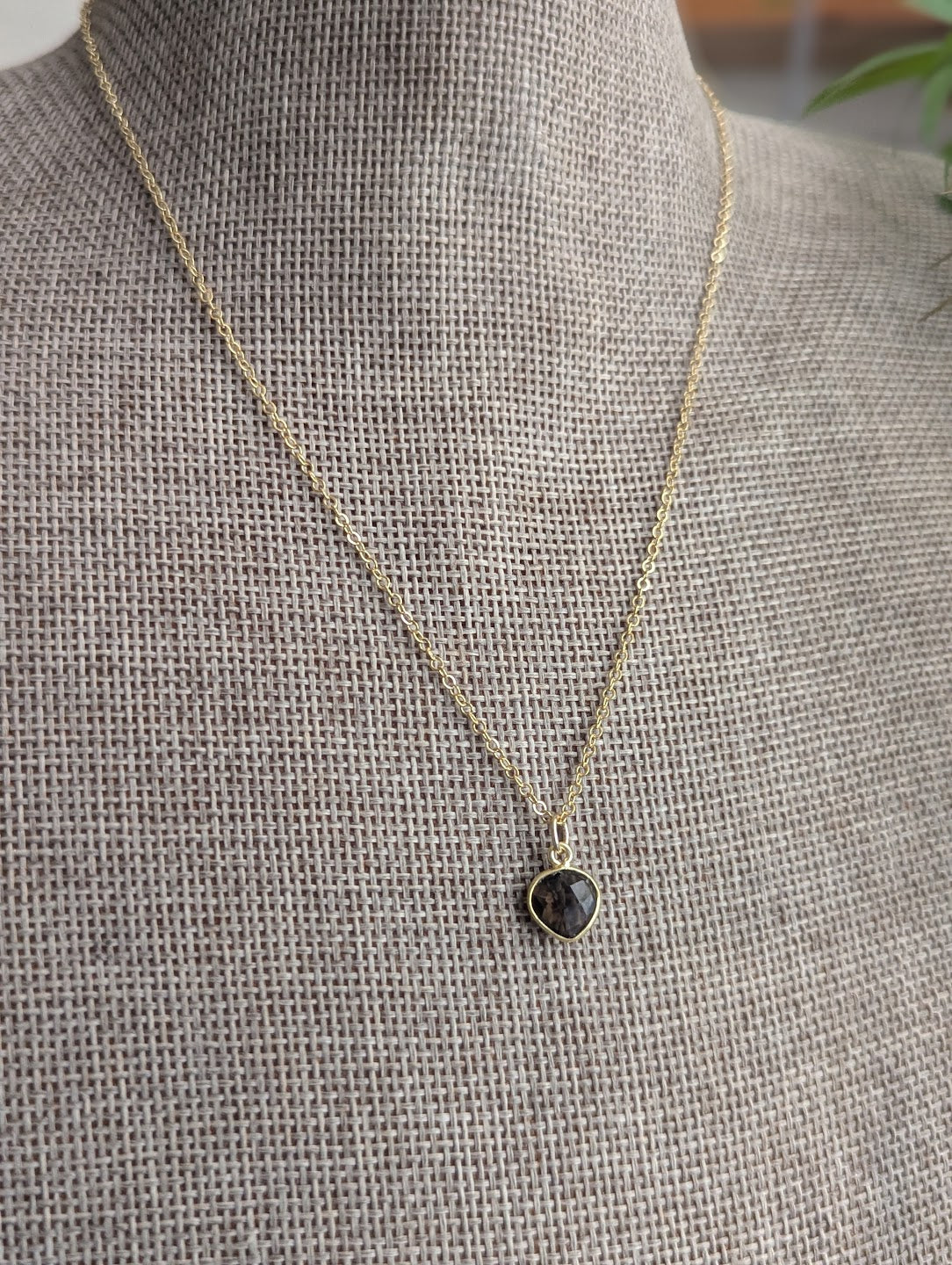 Collar de lágrima facetada de cuarzo ahumado de 14 kgf