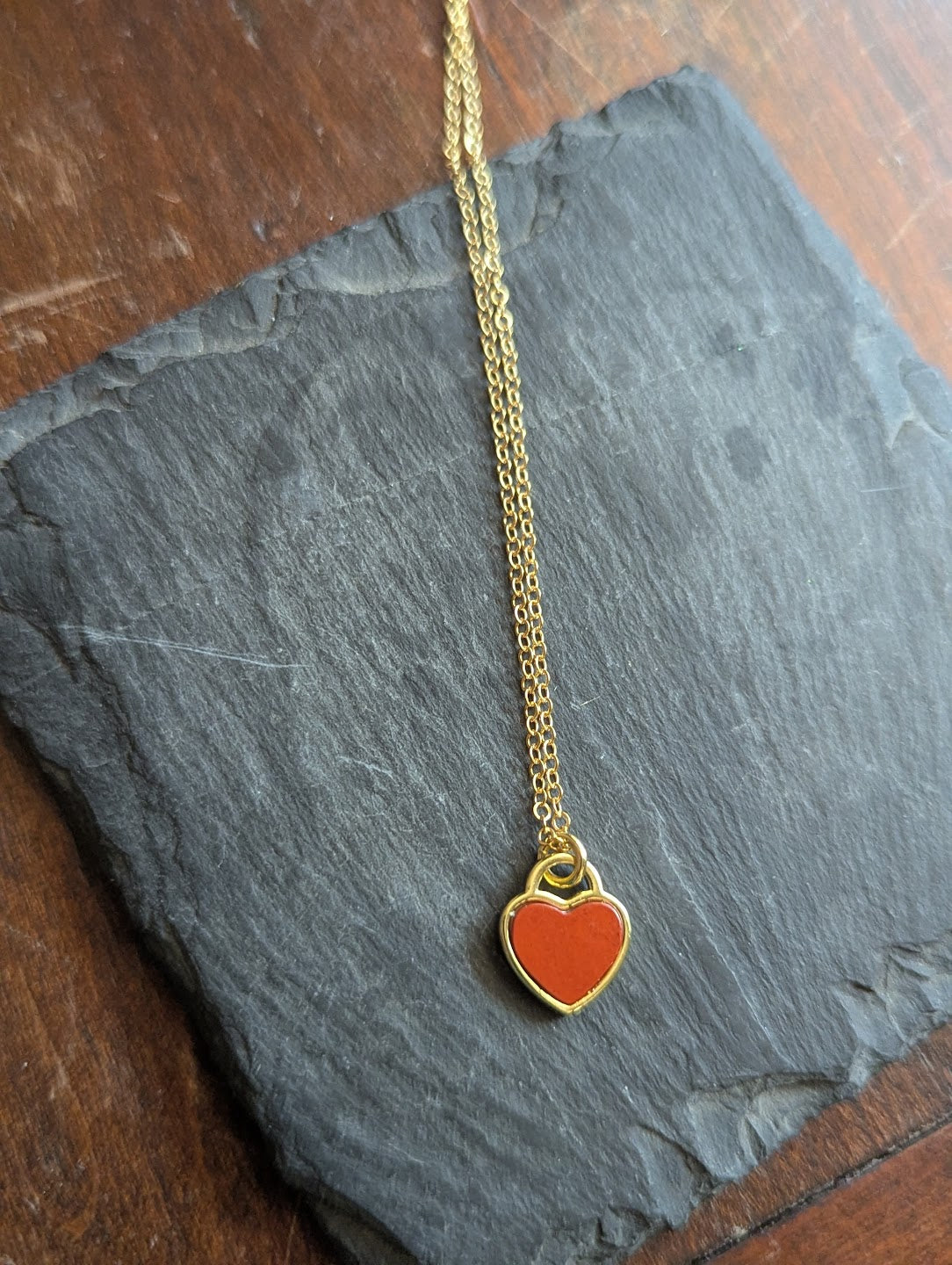 Collar de corazón de jaspe rojo de 14 kgf