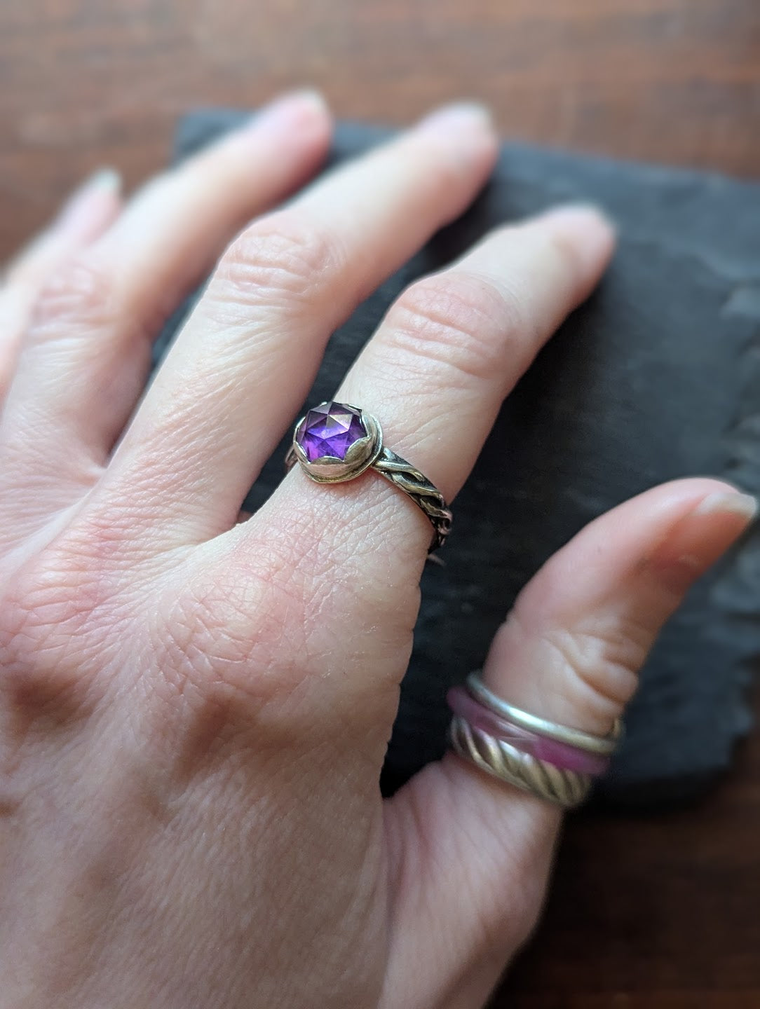 Anillo de plata de ley trenzada con amatista redonda facetada - Talla 8