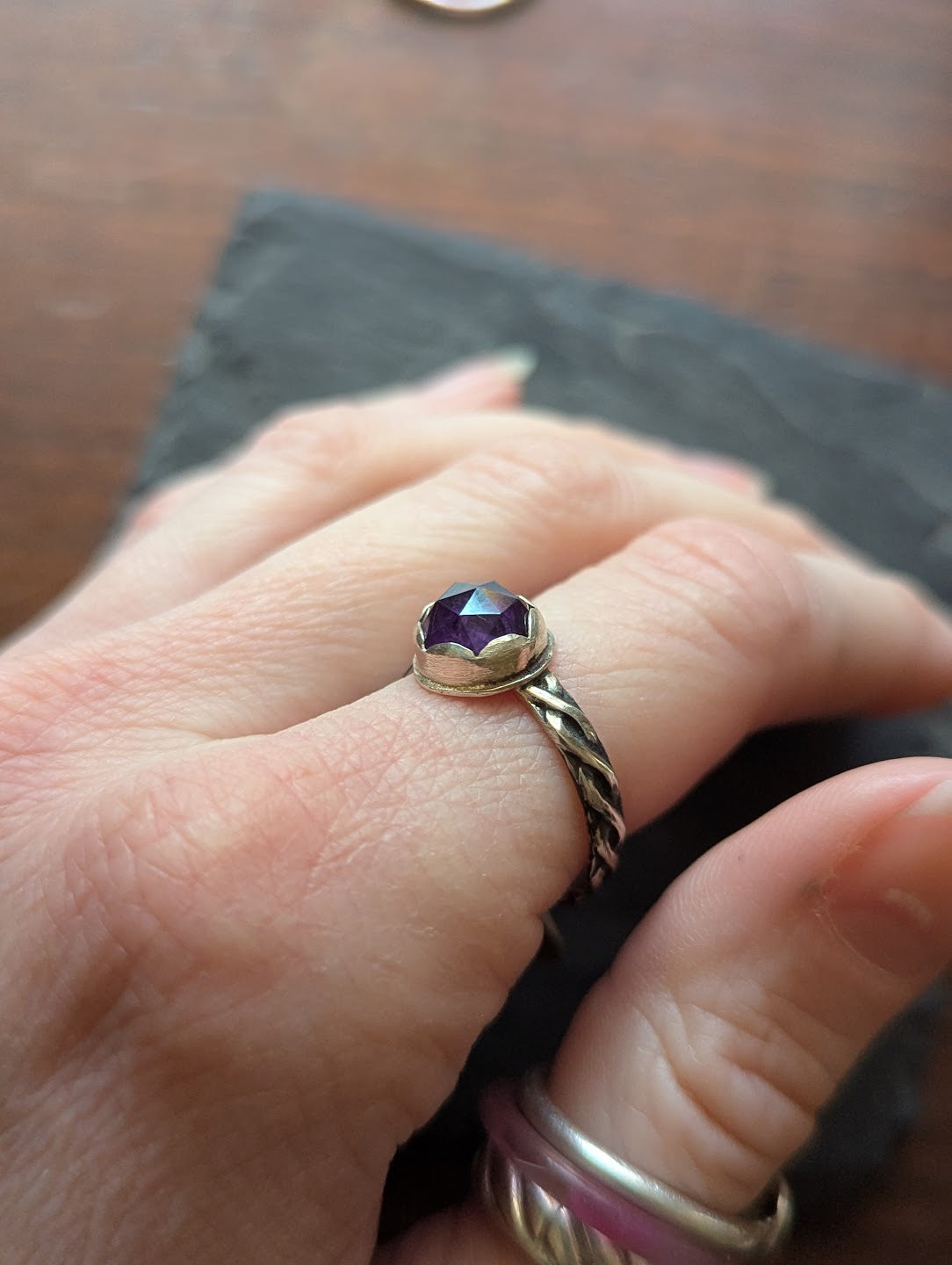 Anillo de plata de ley trenzada con amatista redonda facetada - Talla 8