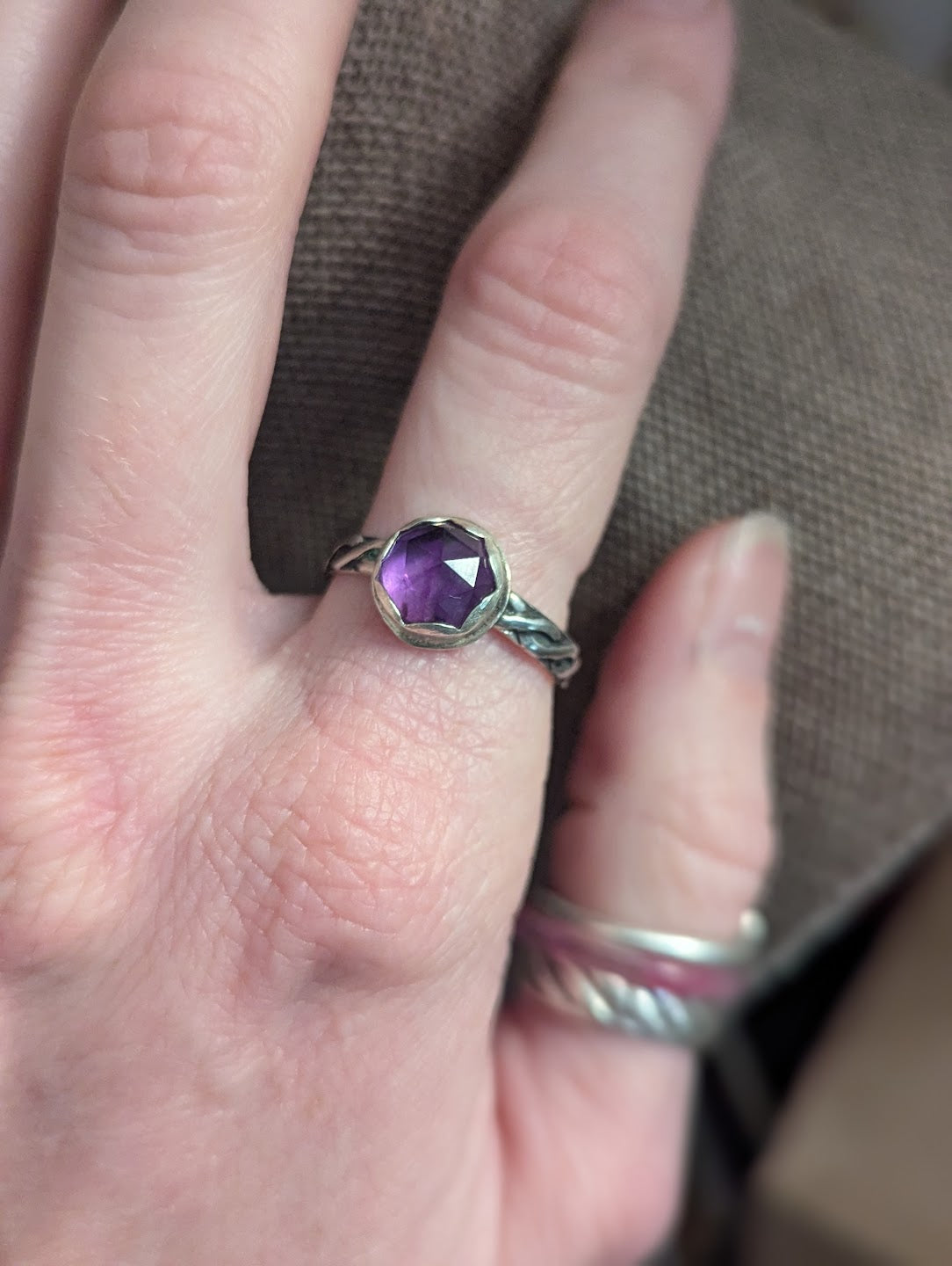 Anillo de plata de ley trenzada con amatista redonda facetada - Talla 8