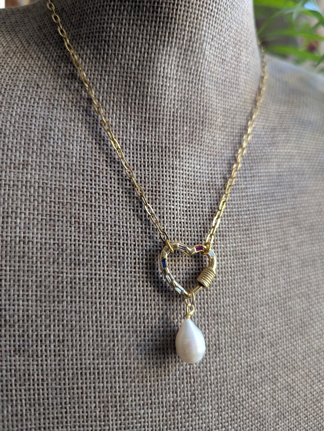 Collar de oro con perlas de agua dulce y mosquetón de piedras preciosas en forma de corazón