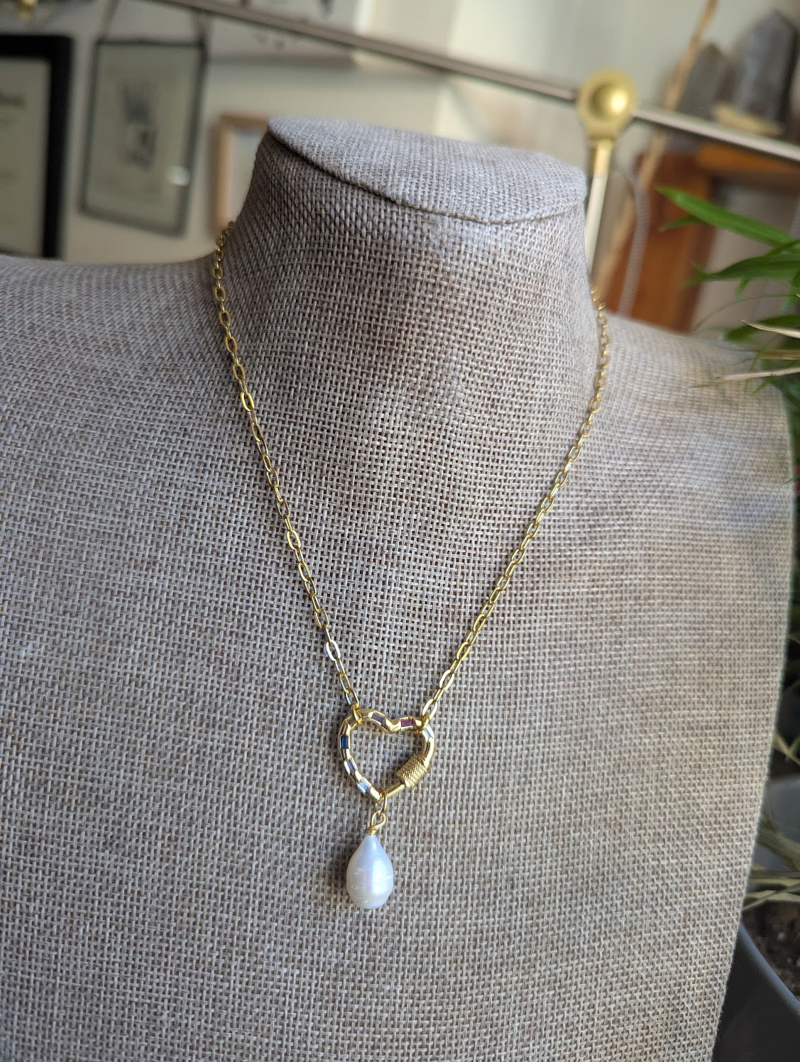 Collar de oro con perlas de agua dulce y mosquetón de piedras preciosas en forma de corazón