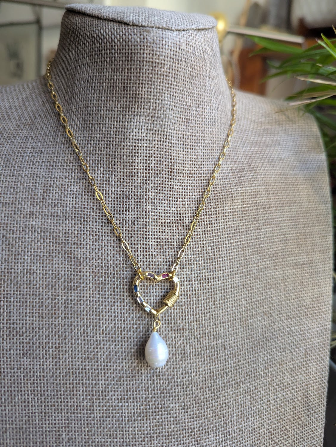 Collar de oro con perlas de agua dulce y mosquetón de piedras preciosas en forma de corazón