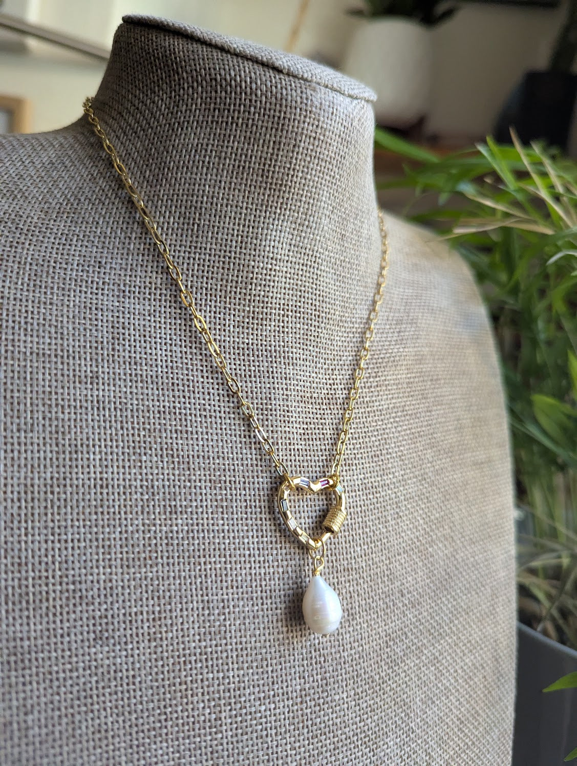 Collar de oro con perlas de agua dulce y mosquetón de piedras preciosas en forma de corazón