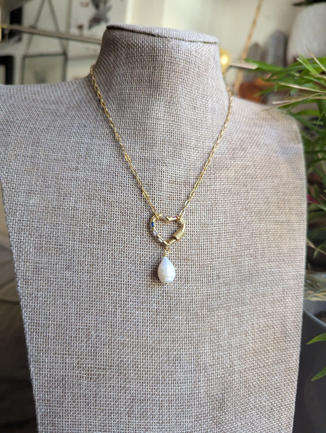 Collar de oro con perlas de agua dulce y mosquetón de piedras preciosas en forma de corazón