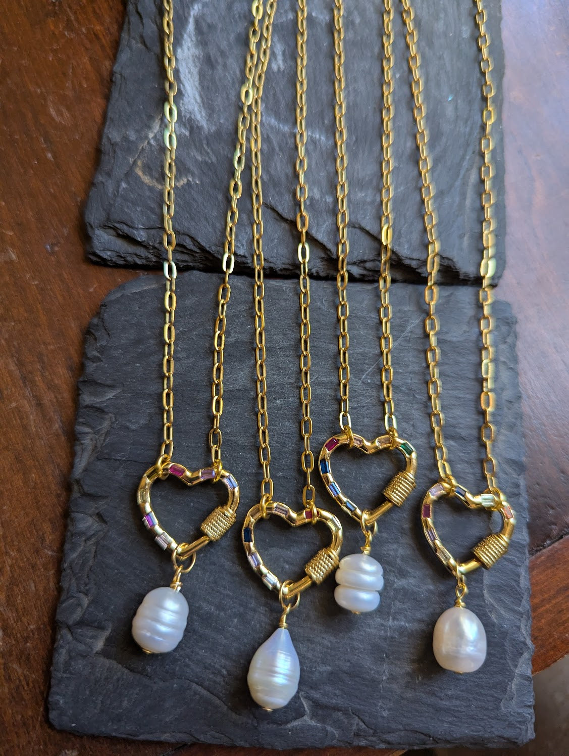 Collar de oro con perlas de agua dulce y mosquetón de piedras preciosas en forma de corazón
