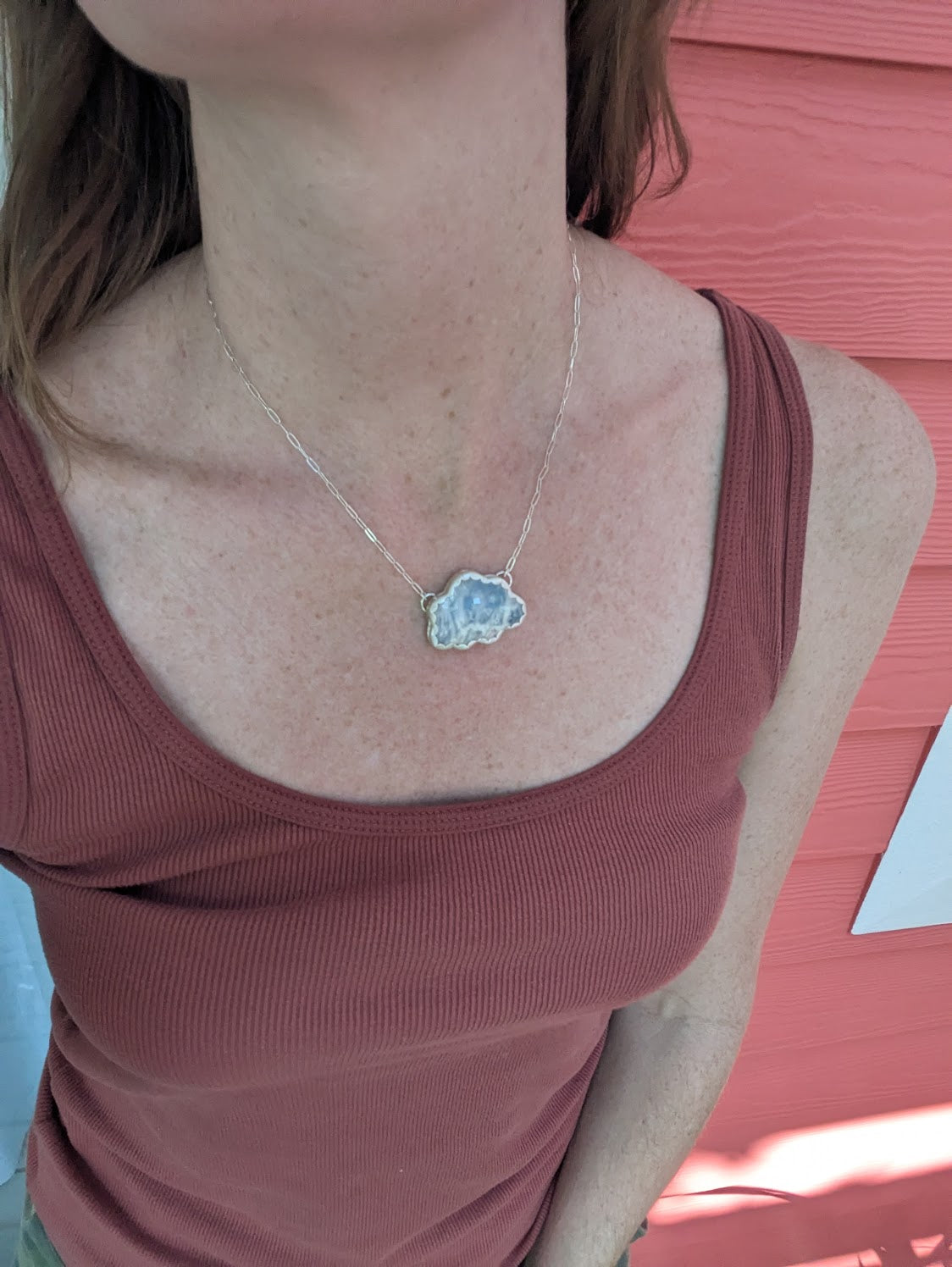 Collar de metal mixto con nubes de cielo azul