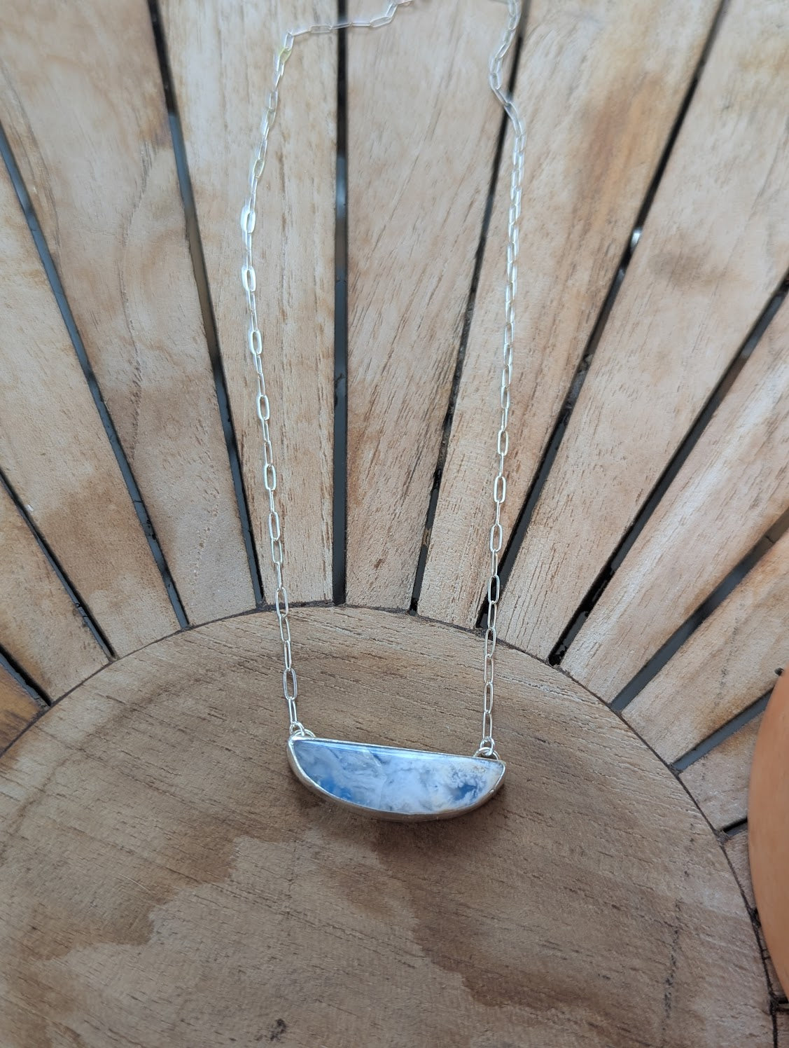Collar de plata de ley con media luna y cielo azul