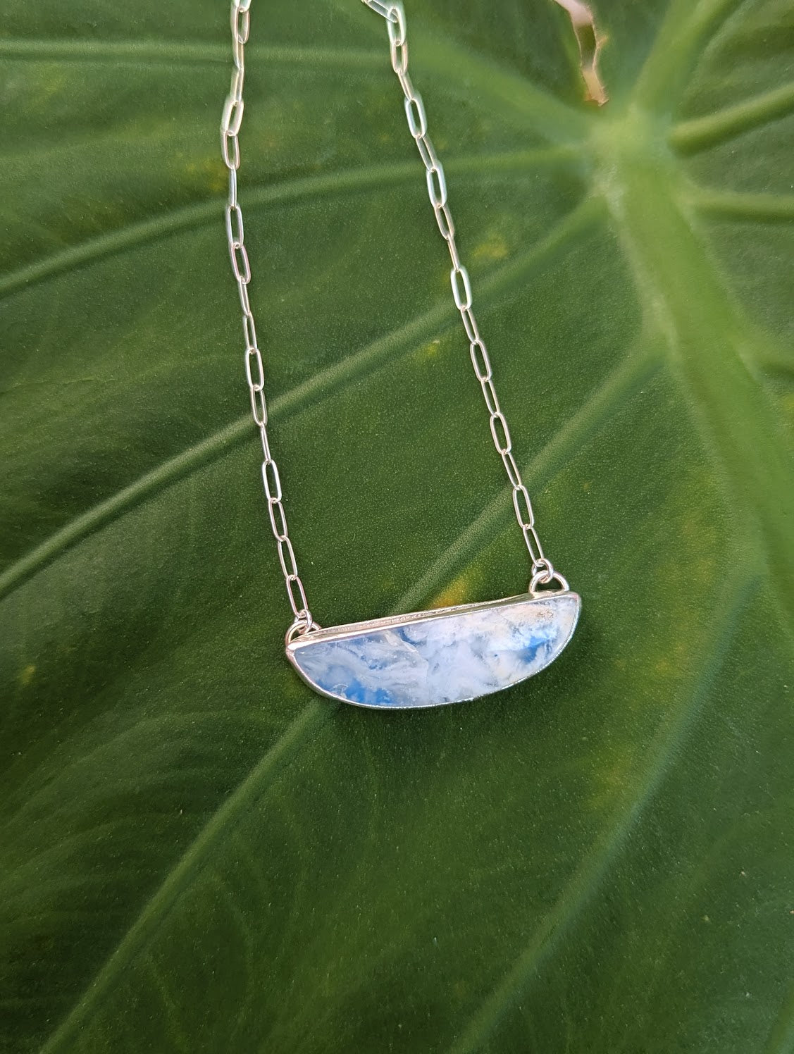 Collar de plata de ley con media luna y cielo azul
