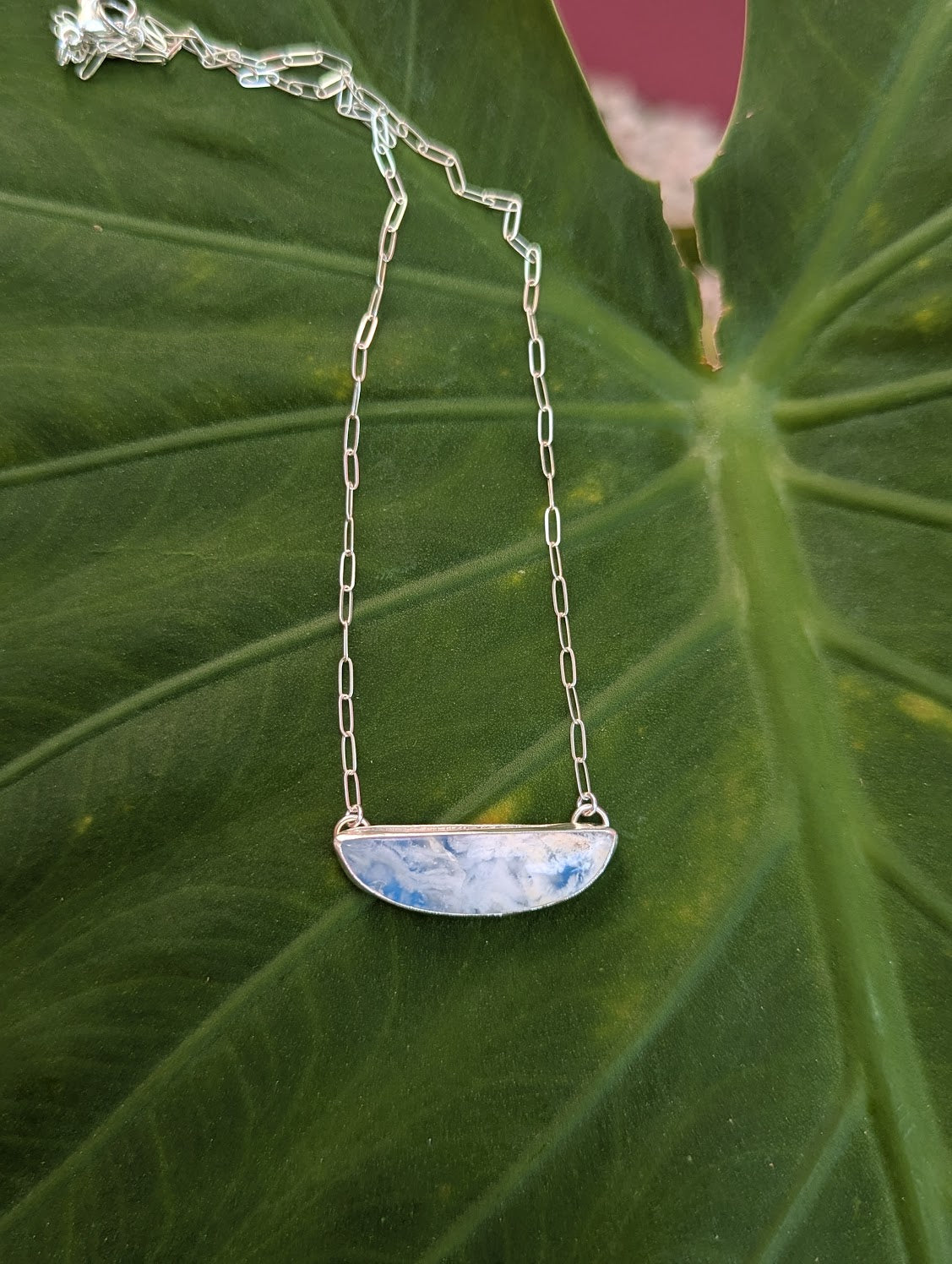 Collar de plata de ley con media luna y cielo azul