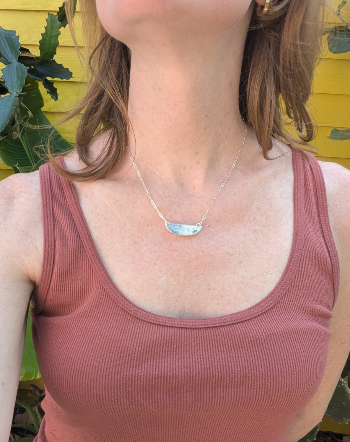 Collar de plata de ley con media luna y cielo azul