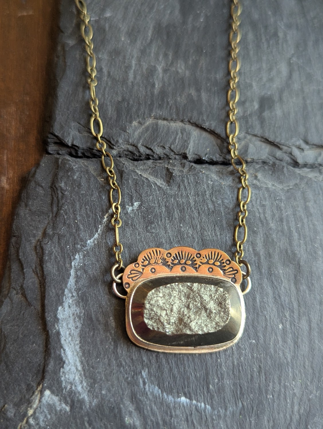 Collar de pirita cruda con estampado de metal mixto