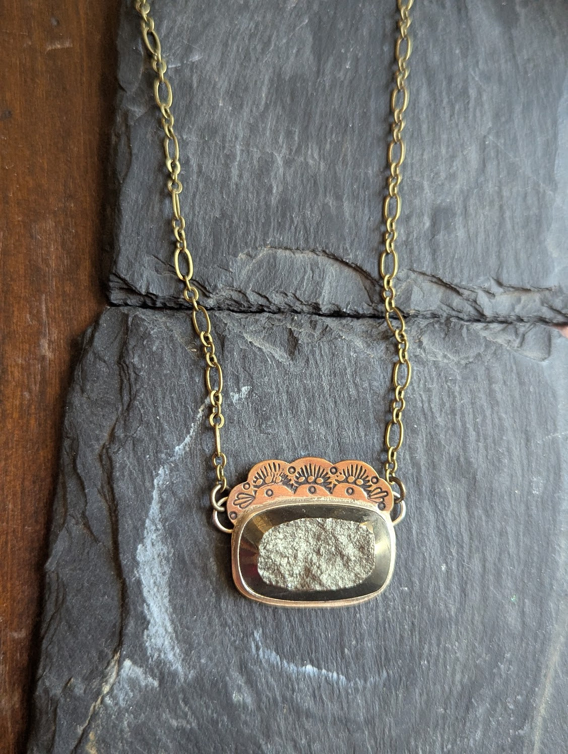 Collar de pirita cruda con estampado de metal mixto