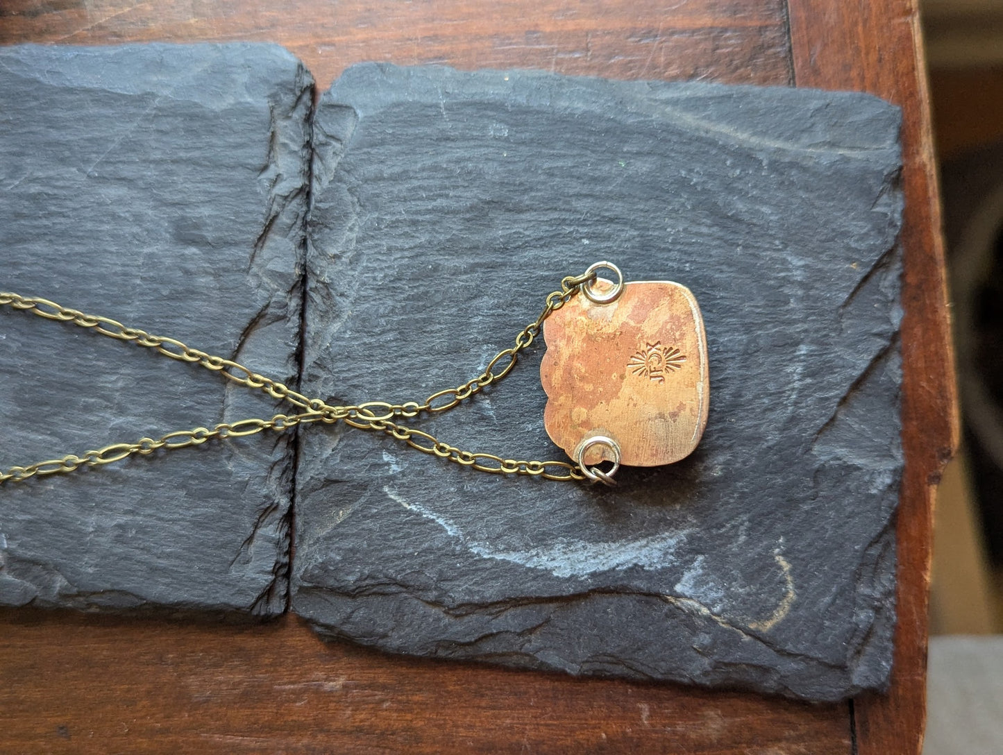 Collar de pirita cruda con estampado de metal mixto