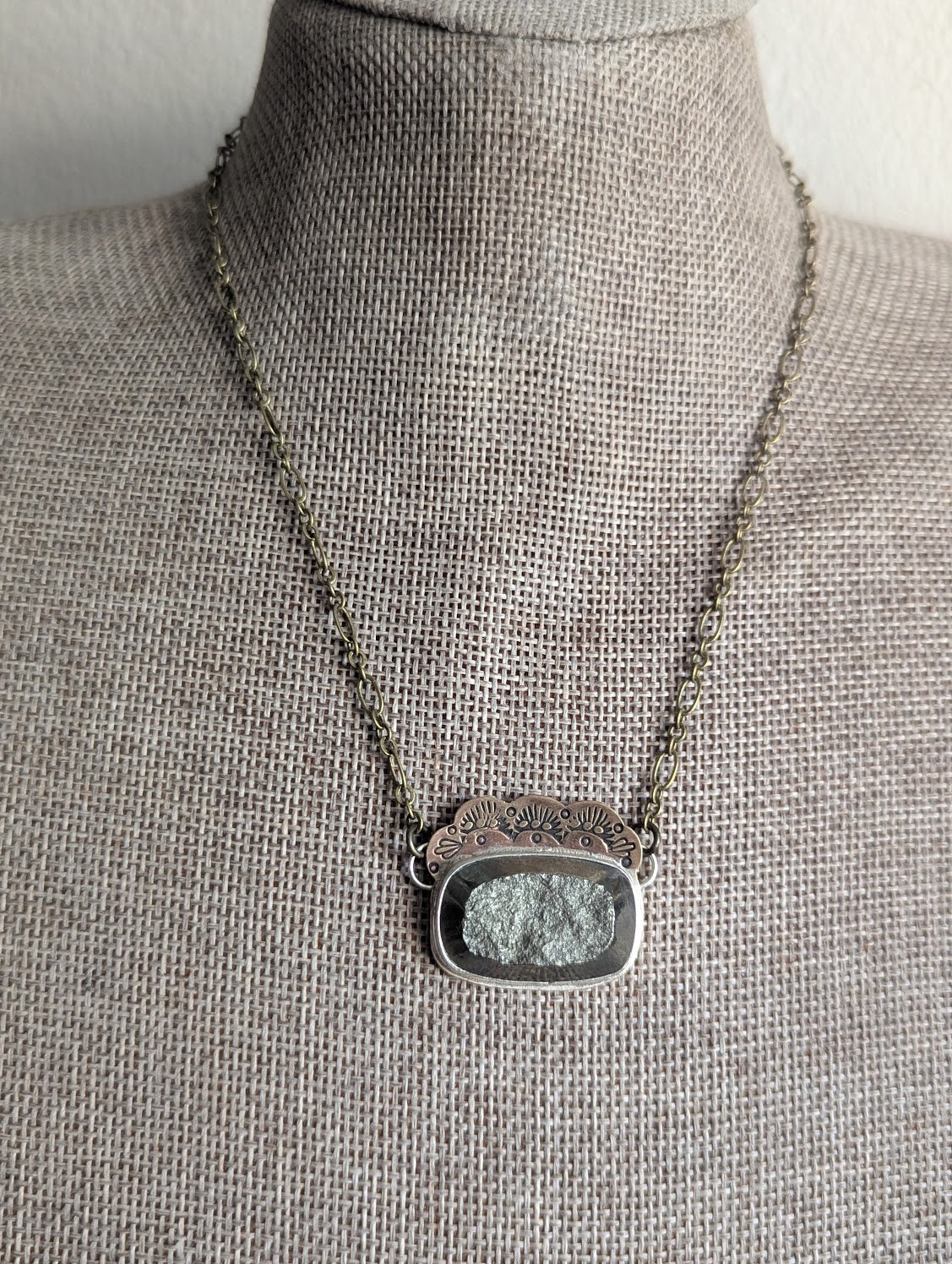 Collar de pirita cruda con estampado de metal mixto
