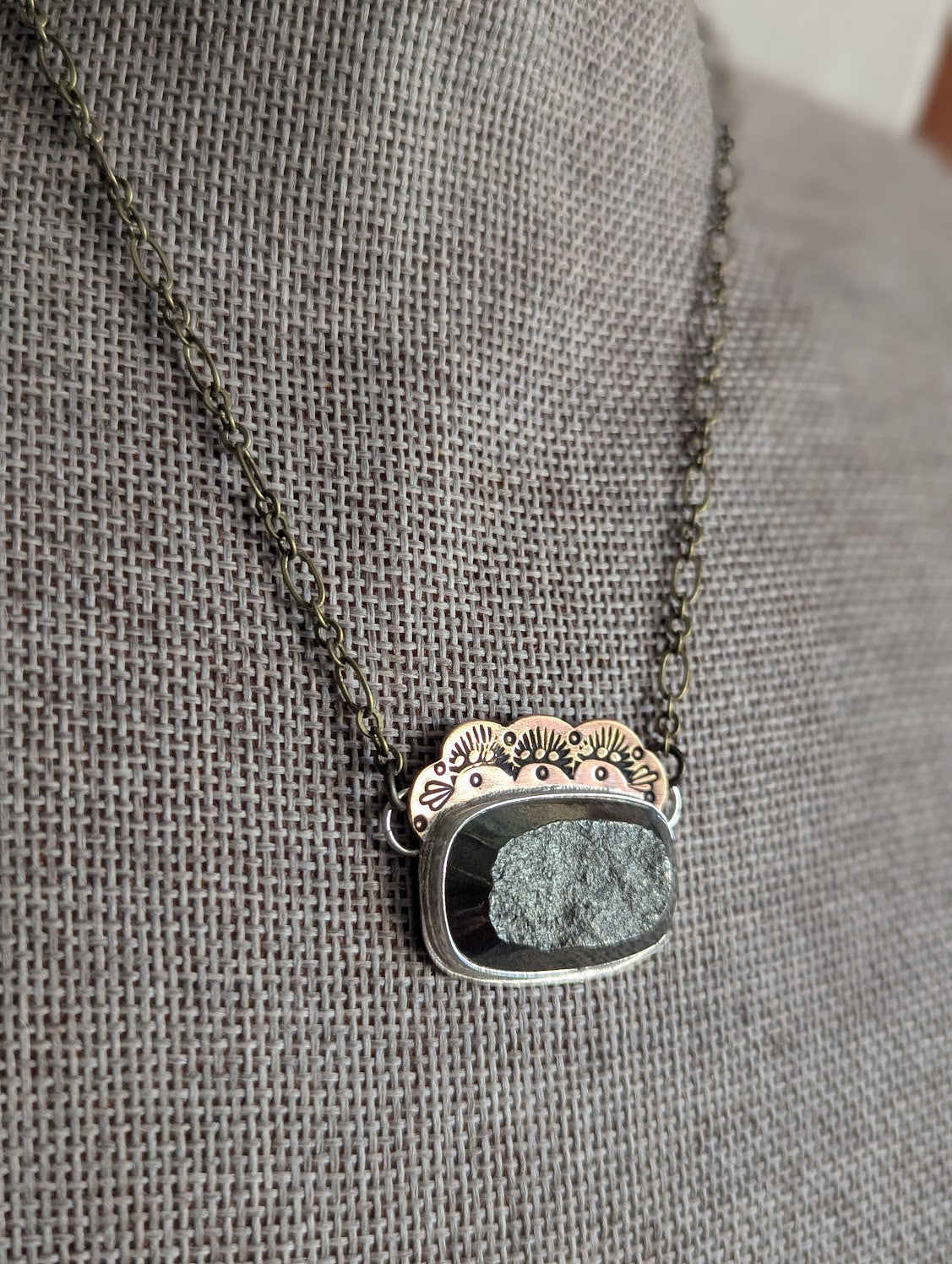 Collar de pirita cruda con estampado de metal mixto