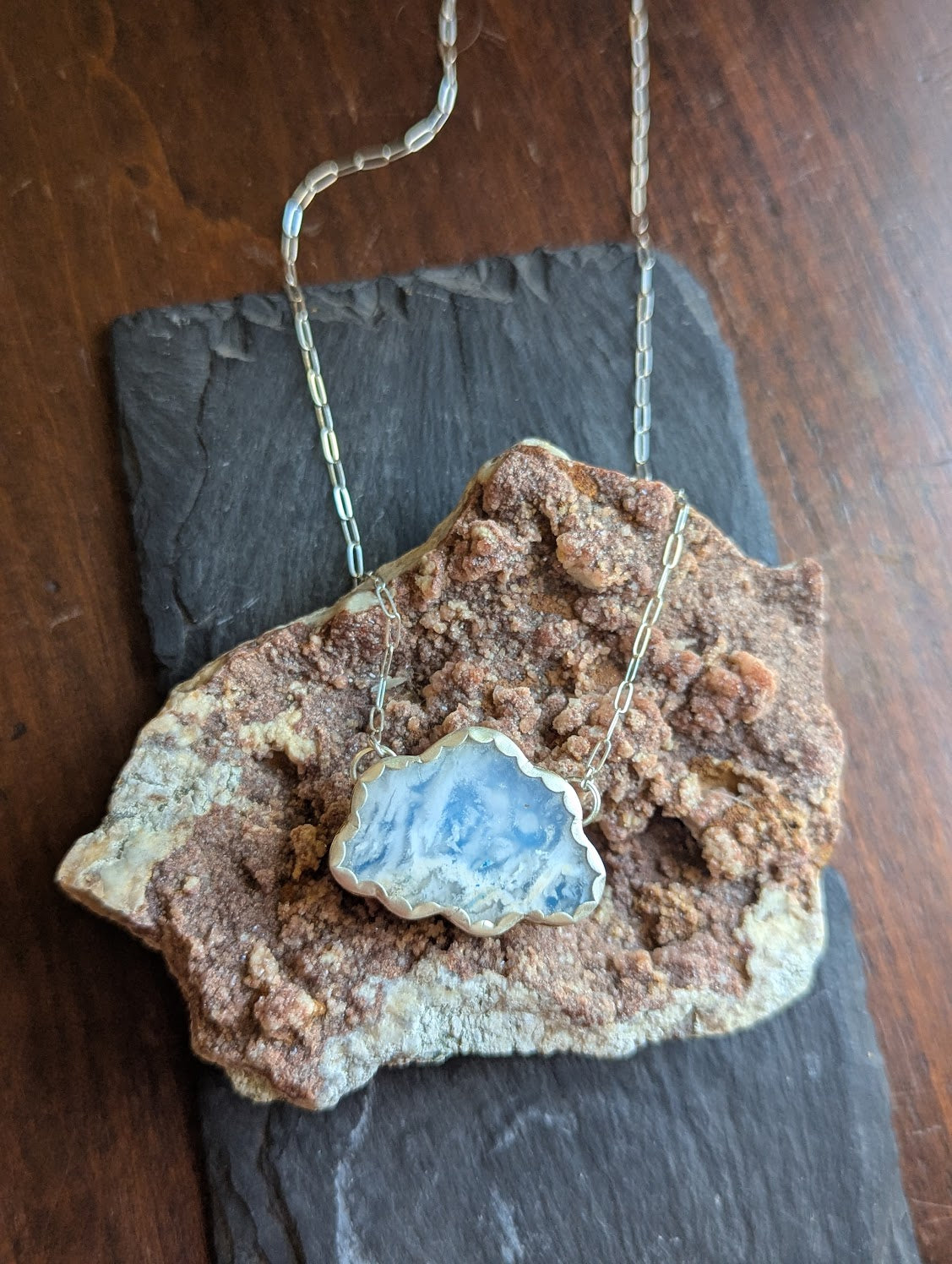 Collar de metal mixto con nubes de cielo azul