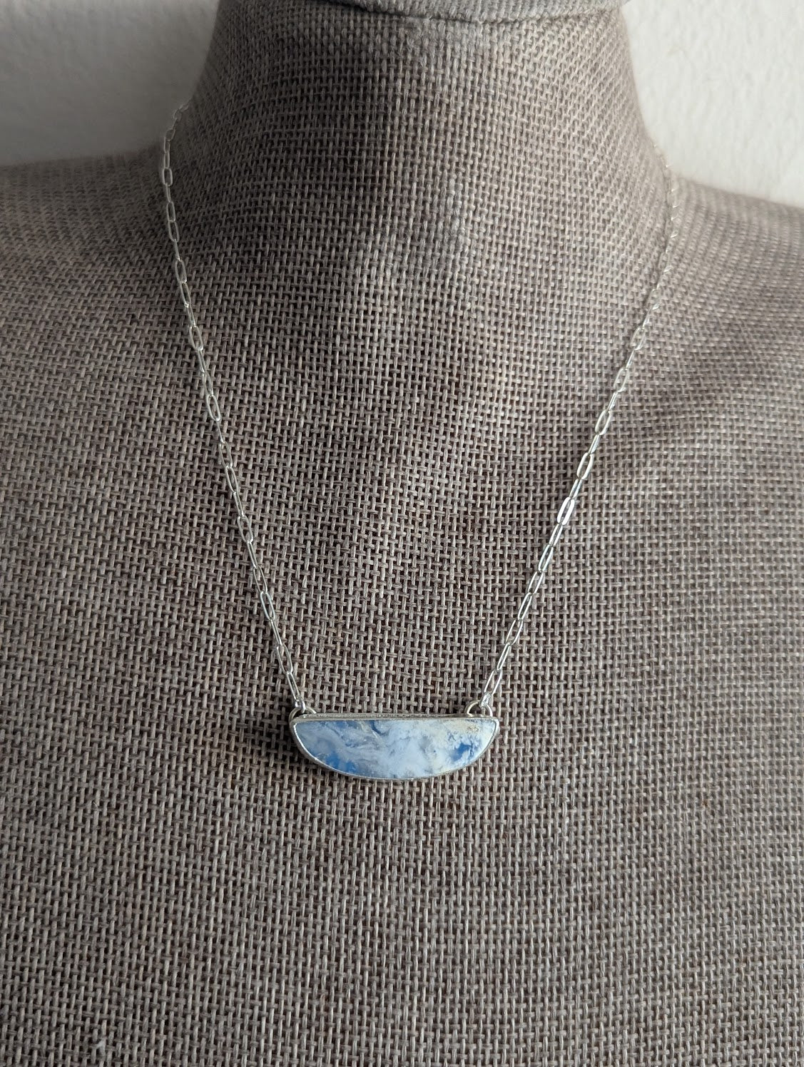 Collar de plata de ley con media luna y cielo azul