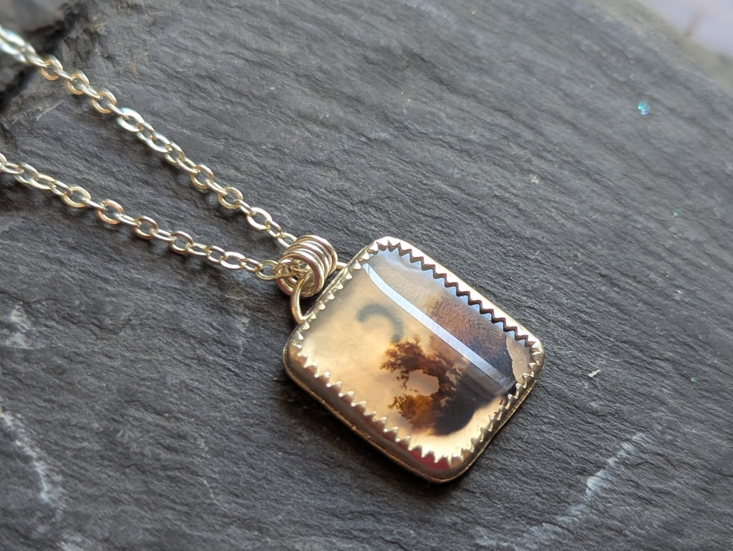 Collar rectangular de plata de ley con luna creciente y ágata dendrítica