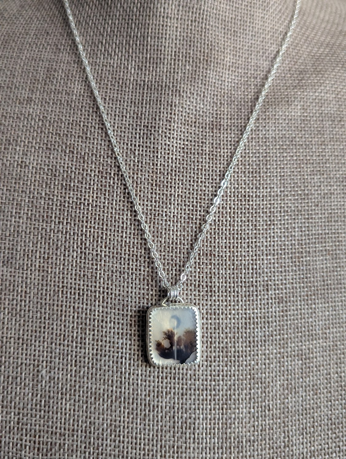 Collar rectangular de plata de ley con luna creciente y ágata dendrítica