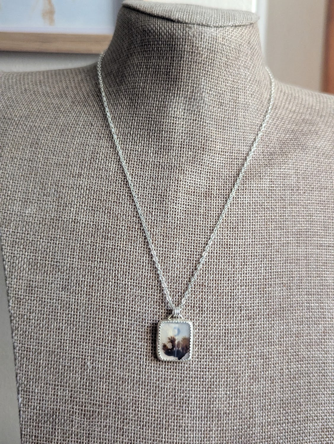 Collar rectangular de plata de ley con luna creciente y ágata dendrítica