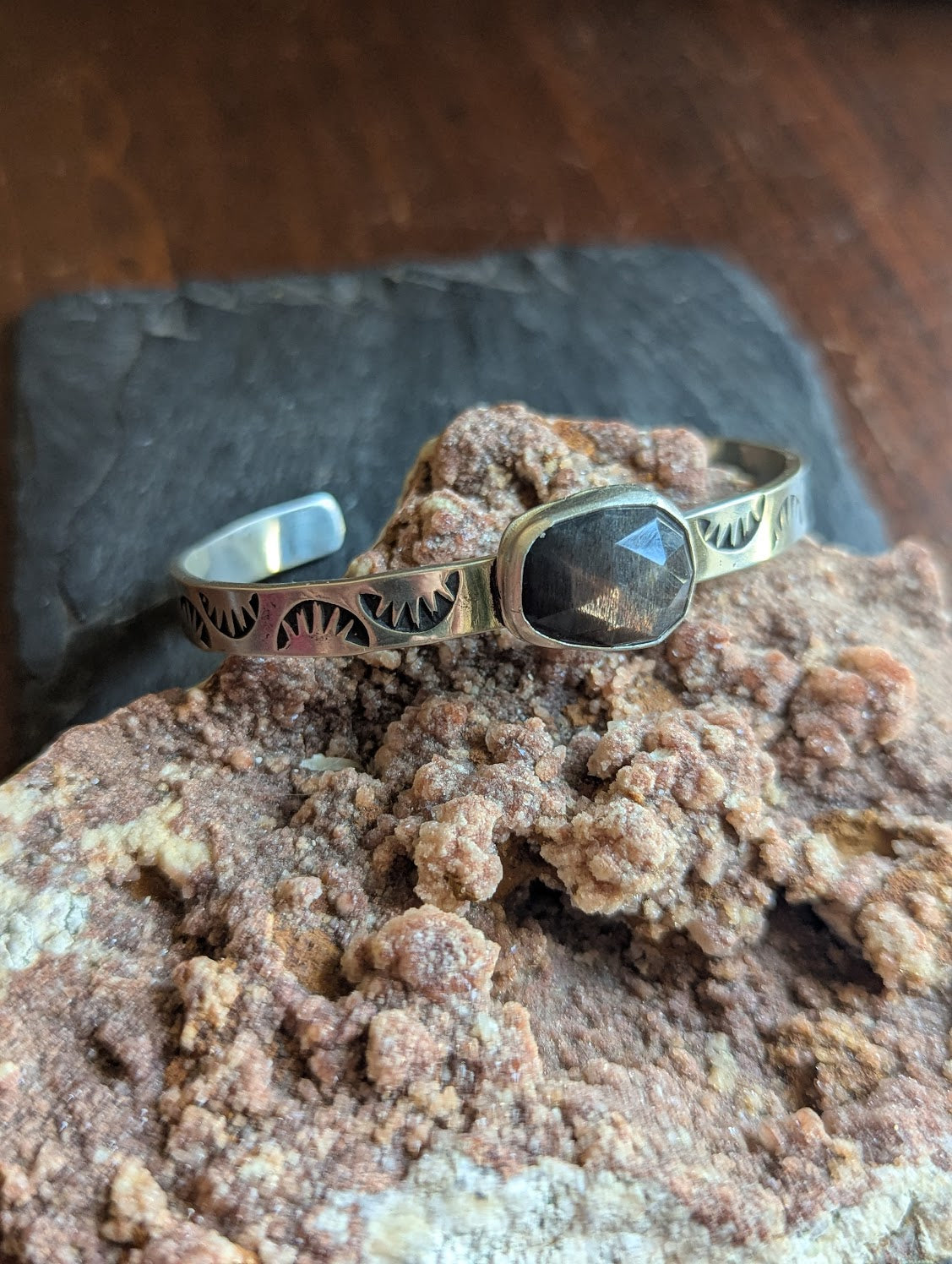 Brazalete de plata de ley con piedra solar negra estampada